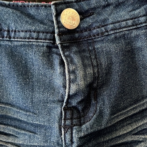 Material Girl blue jean short shorts with studded pocket. Size 7 NWT - Picture 5 of 11